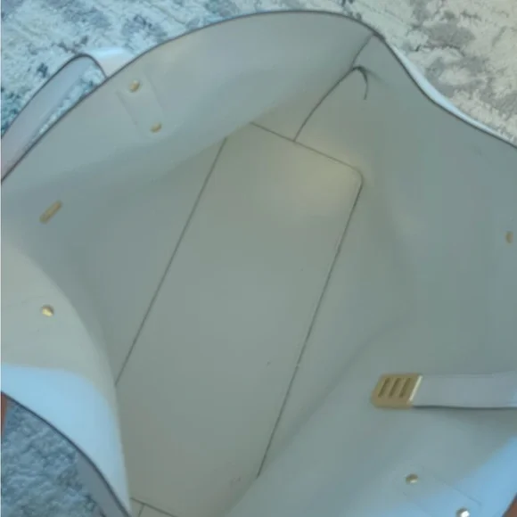 Michael Kors Elegant White Tote Bag - Picture 5 of 11